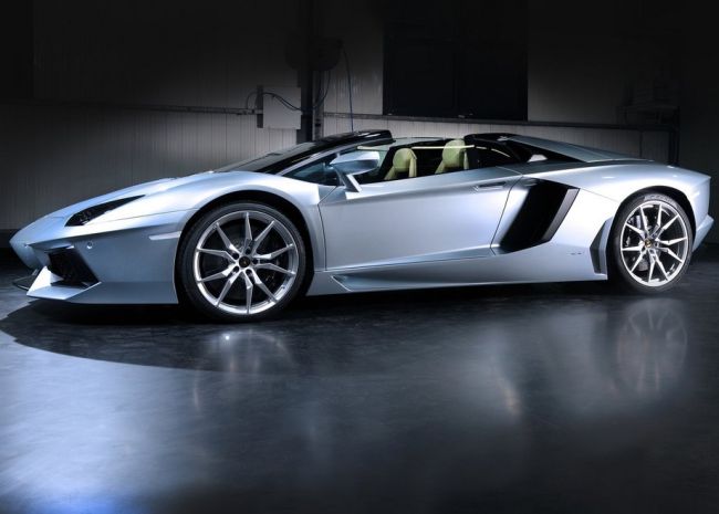 2015 Lamborghini Aventador Side View