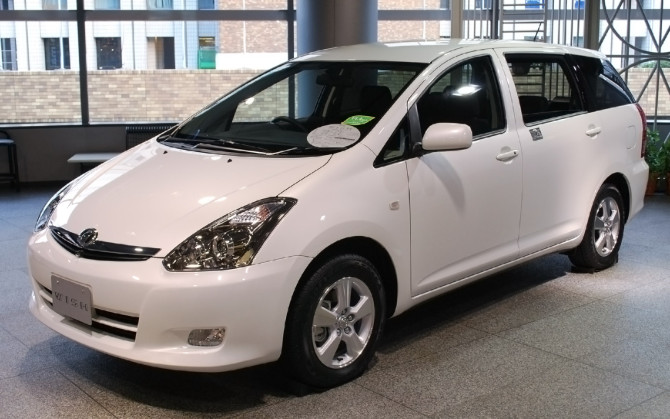 2015 Toyota Wish Front Left Side