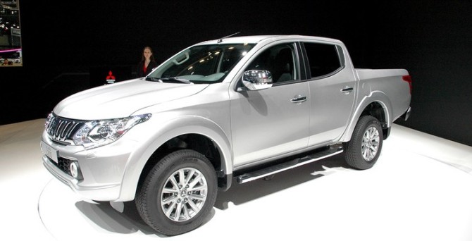 2016 Mitsubishi L200 Side View