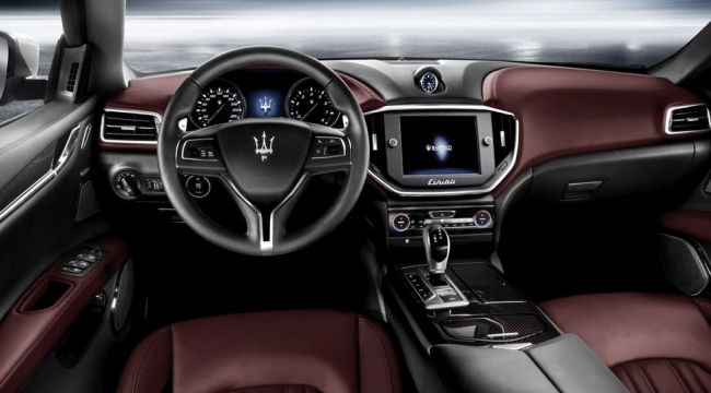 2015 Maserati Levante Interior