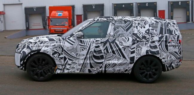 2017 Land Rover Discovery Side View
