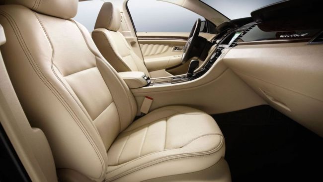 2016 Ford Taurus Interior Side view
