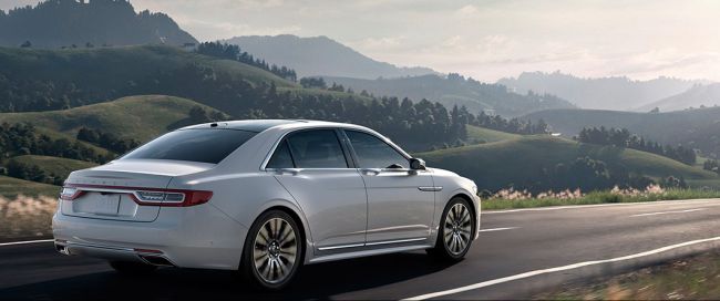 2016 Lincoln Continental On the road