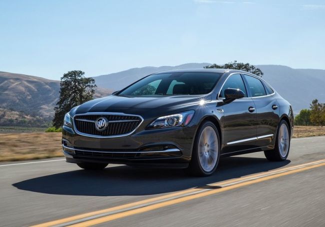 2017 Buick Lacrosse On the road